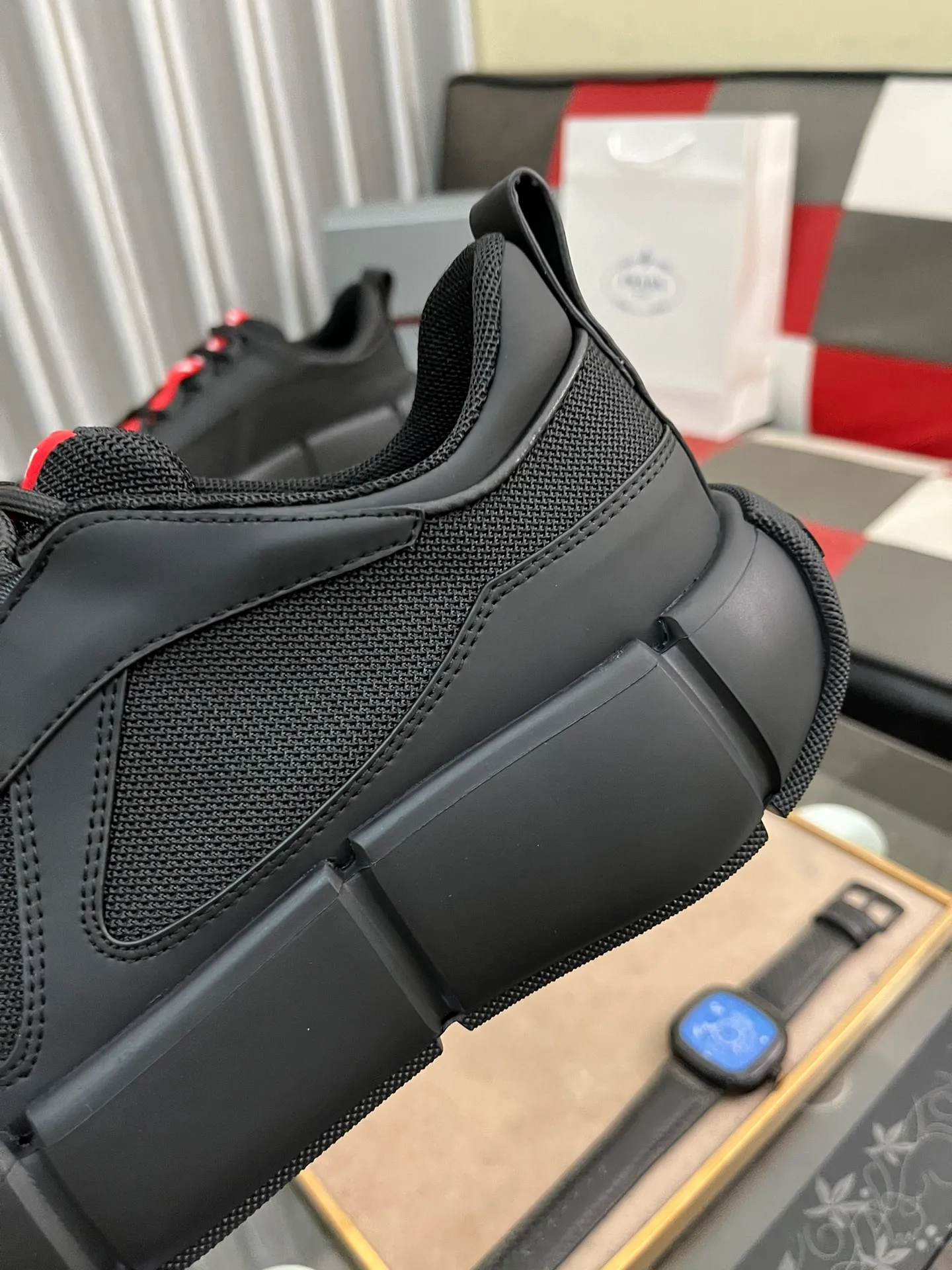 Men's shoes 💰540⌚️⌚️ PRADA/Prada men's lace-up casual sports shoes, the upper is made of cowhide leather and breathable mesh. It is soft, comfortable and breathable. The tongue is decorated with the PRADA brand letter logo. The thick rubber sole echoes the red label tongue. The style is fashionable and elegant. The details are carefully crafted. A super fashionable casual sports shoe with excellent breathability!  Size: 38-443️⃣Colors available